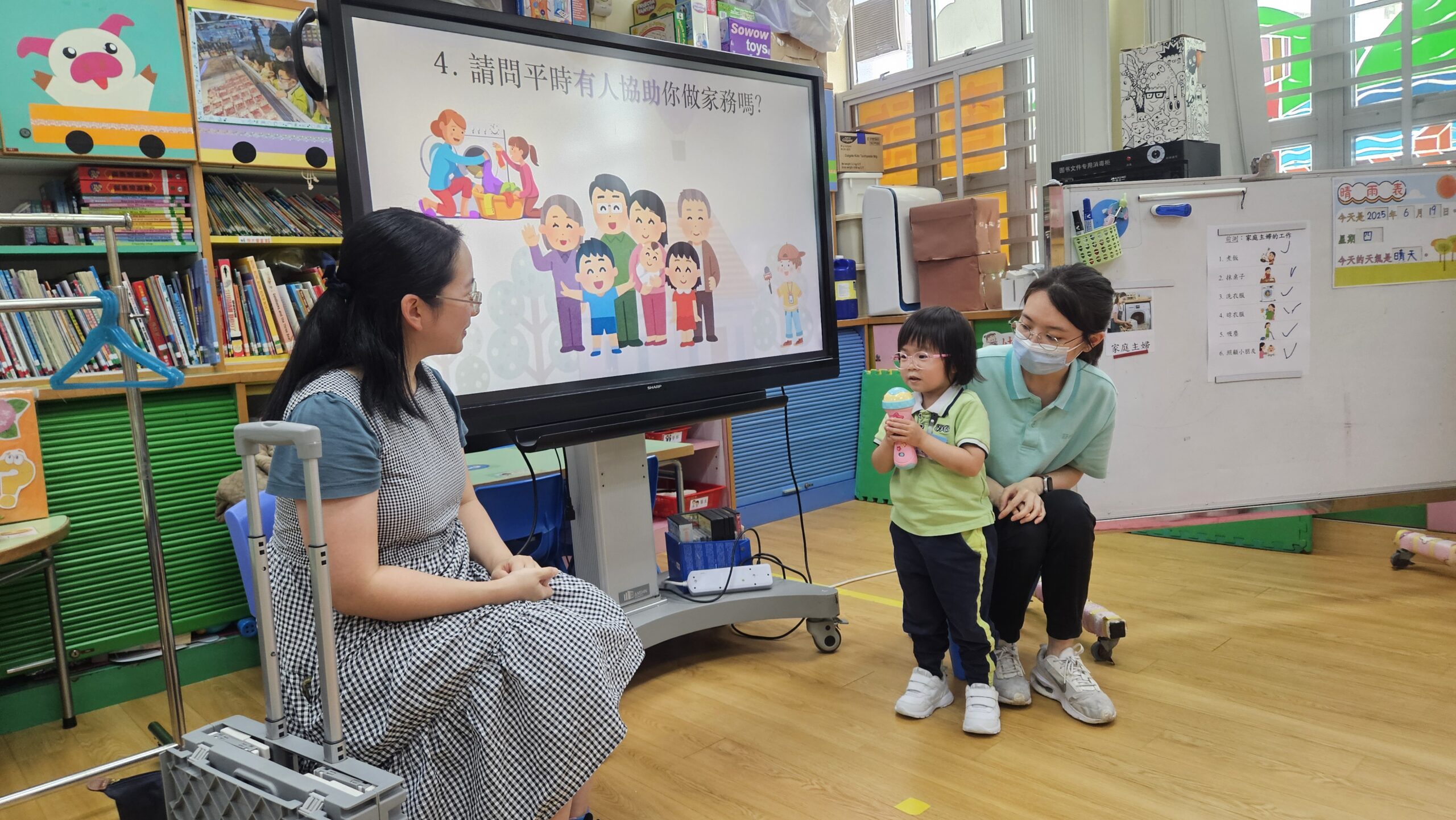 家庭主婦到校受訪